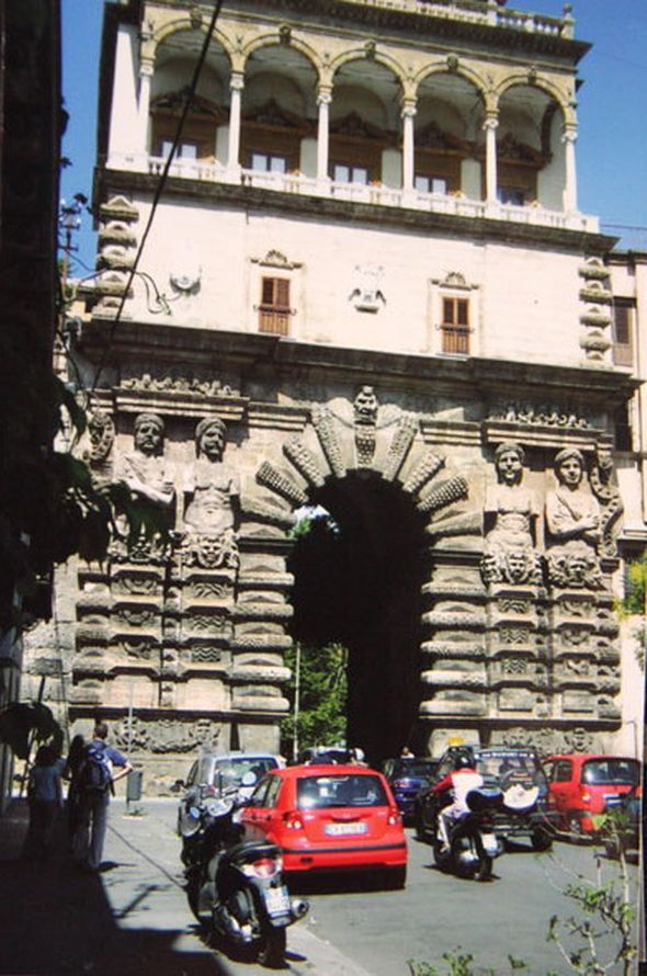 Ворота с однорукими маврами в Палермо