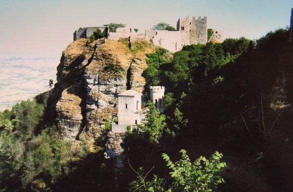Крепость Эриче построили на вершине скалы