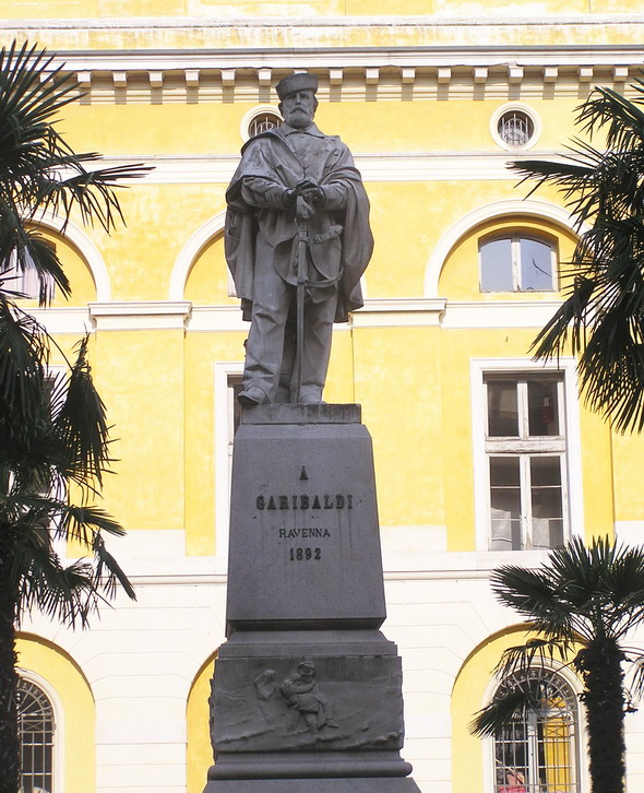 Памятник Гарибальди на площади Гарибальди