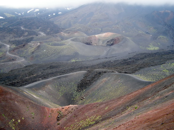 Вулкан Этна Кратеры теснятся