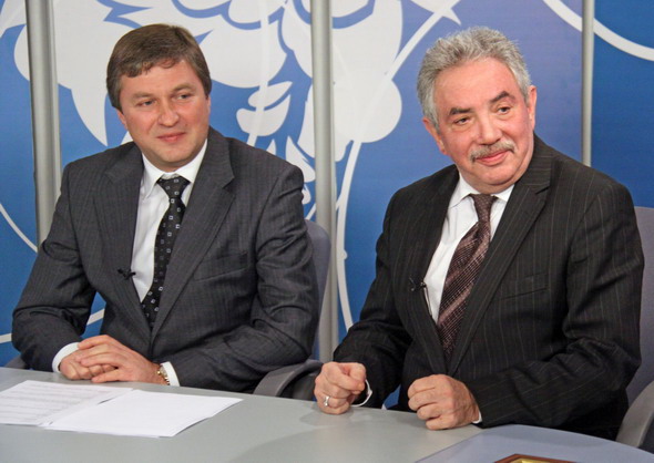 Фото В. Нестерова: В. Азаров и Э. Сагалаев в прямом эфире