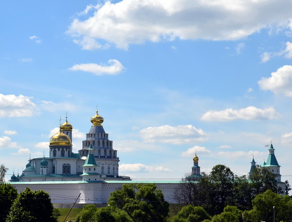 Вид с Ротондой издали